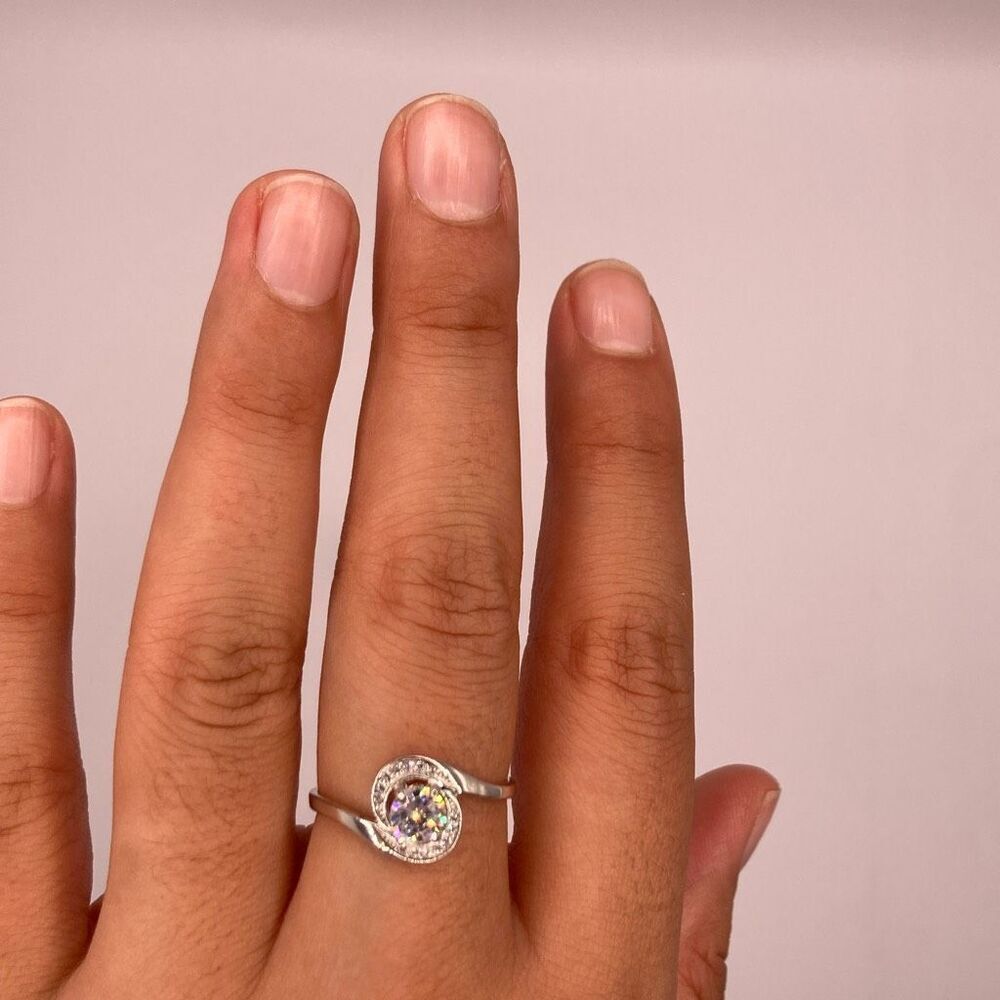 Women’s Size 7 Halo CZ Ring Round Stone Twist Band Silver Tone